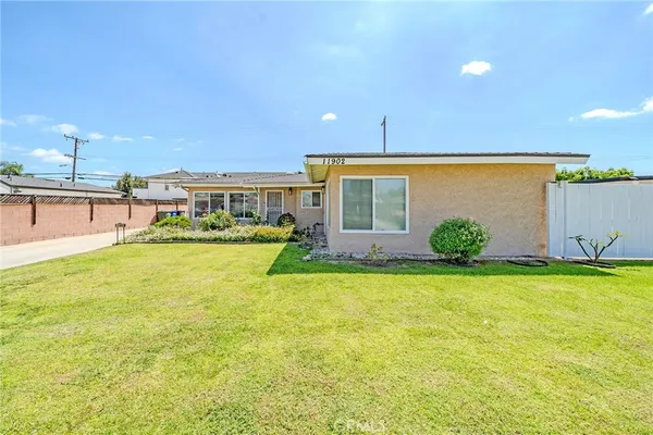 $919,900 | 11902 206th Street, Lakewood, CA 90715