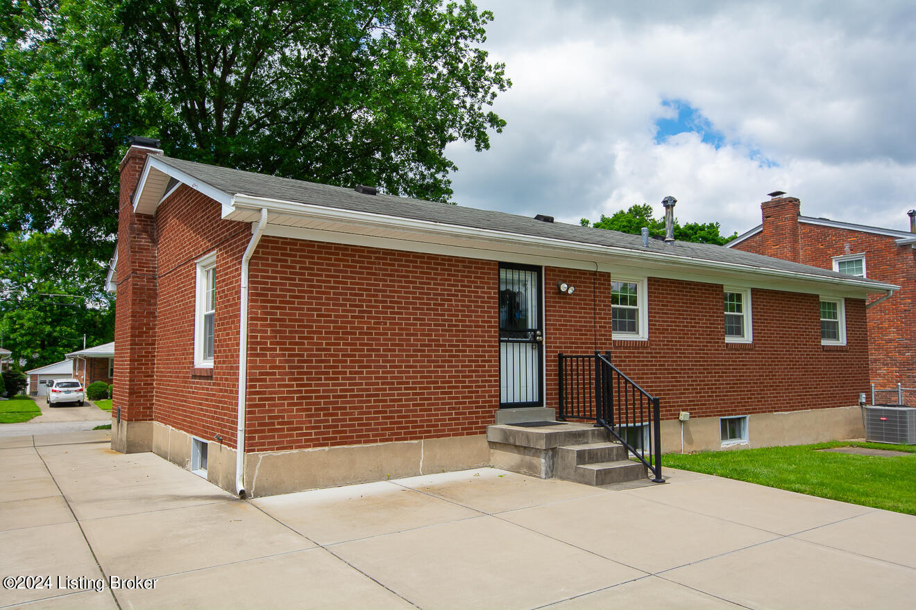 4105 Wimpole Road Louisville, KY 40218 - Photo 36 of 43 Rear of house