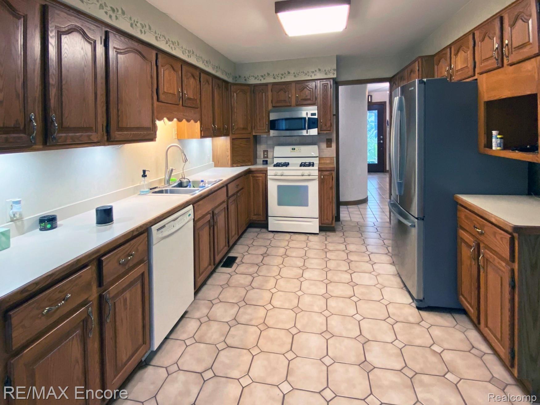 3201 North Hickory Ridge Road Highland, MI 48357 - Photo 6 of 16 N Hickory Ridge Kitchen.jpg
