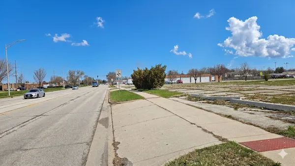 a view of a parking area