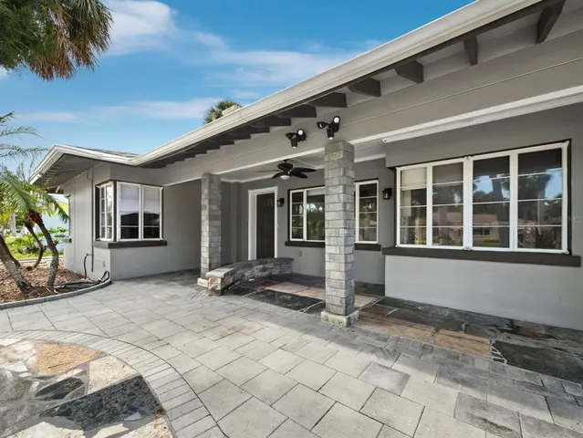 a view of an entryway with a livingroom