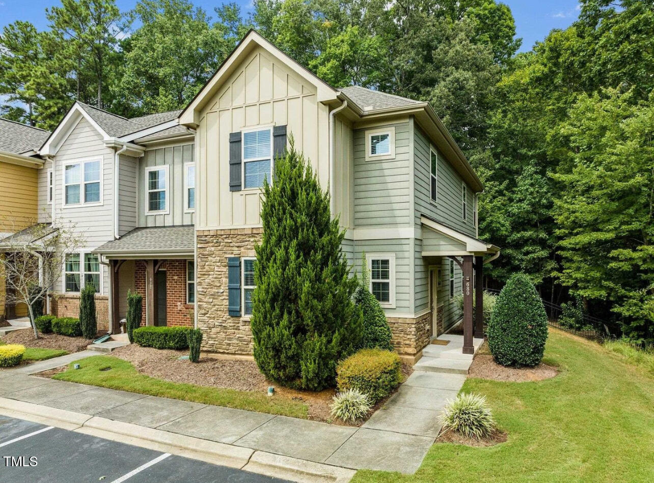a view of a yard in front of house