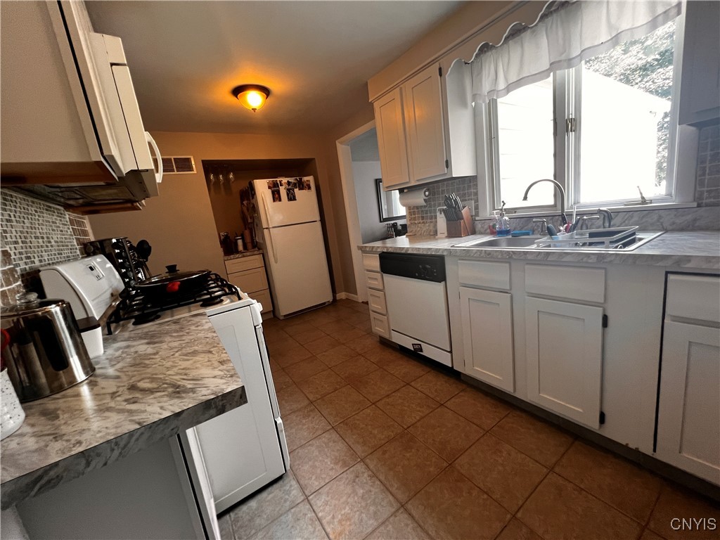 213 Ridgewood Drive Cicero, NY 13212 - Photo 18 of 35