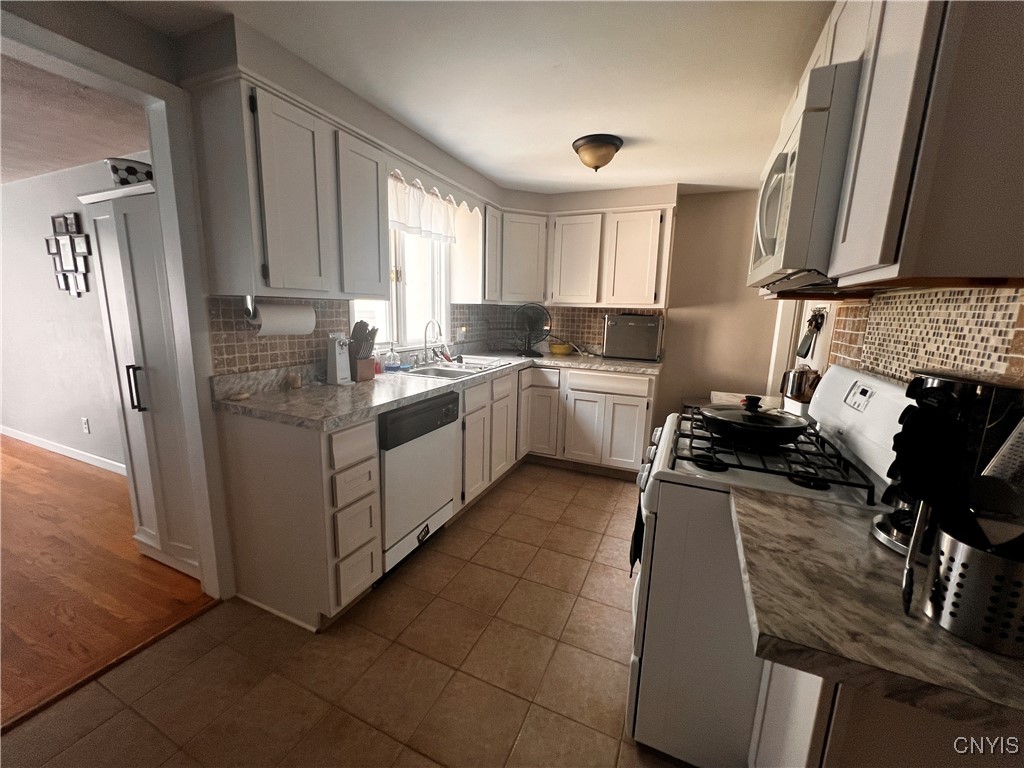 213 Ridgewood Drive Cicero, NY 13212 - Photo 8 of 35