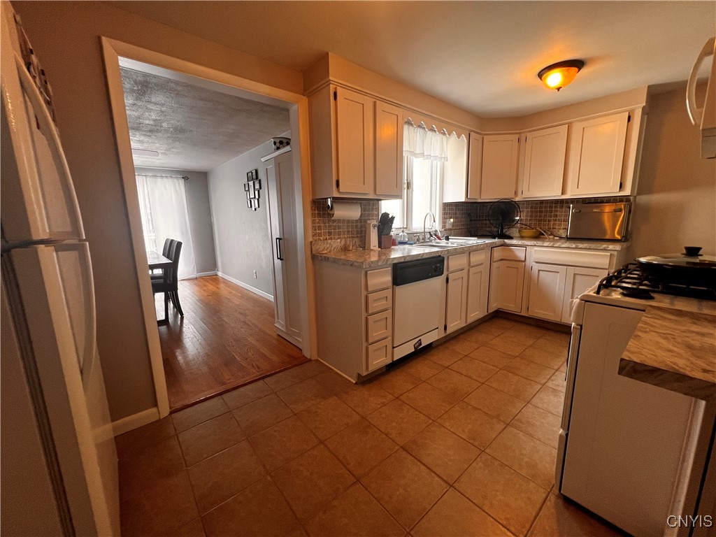 213 Ridgewood Drive Cicero, NY 13212 - Photo 9 of 35