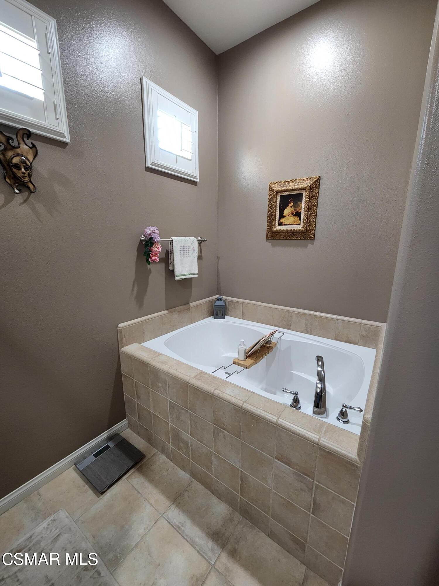 4121 Paredo Way, Unit D Simi Valley, CA 93063 - Photo 33 of 35 a bathroom with a bathtub and sink