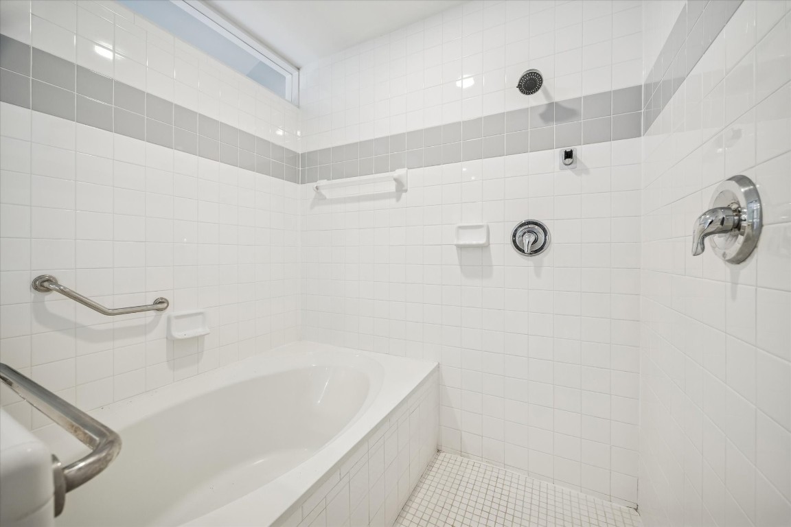 2508 Calumet Street, Unit E Houston, TX 77004 - Photo 14 of 31 a bathroom with a bathtub and shower