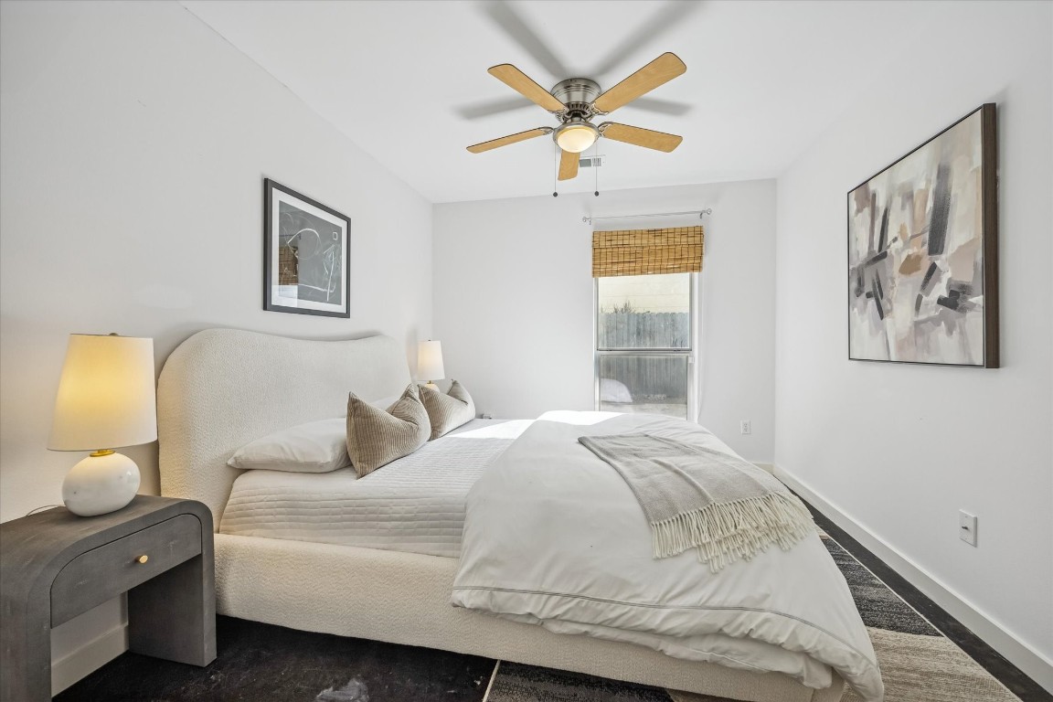 2508 Calumet Street, Unit E Houston, TX 77004 - Photo 22 of 31 a bedroom with a large bed and a chandelier