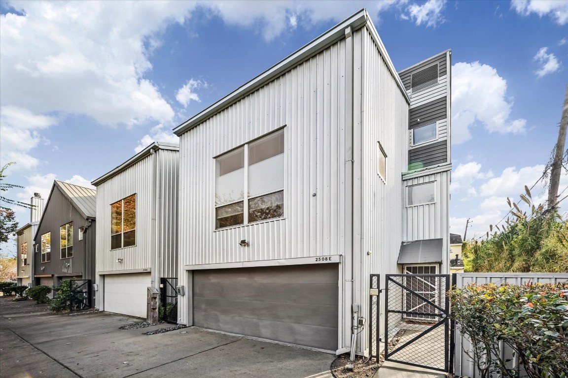2508 Calumet Street, Unit E Houston, TX 77004 - Photo 26 of 31 a view of a house with a street
