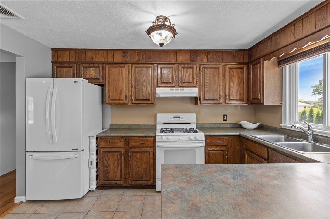 38 Bateman Avenue Cranston, RI 02920 - Photo 5 of 41