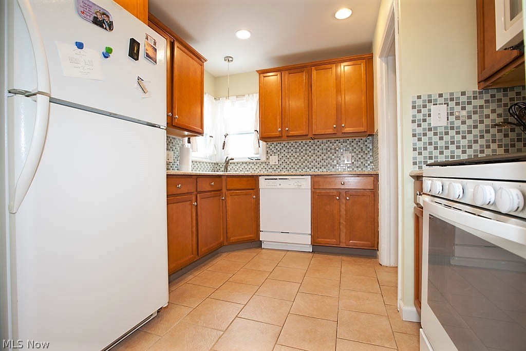 1748 Edgefield Road Lyndhurst, OH 44124 - Photo 4 of 34 This eat in kitchen is sure to delight with its glass back splash, tile flooring, granite counters and wonderful cabinets. Bring your cooking and baking ideas!