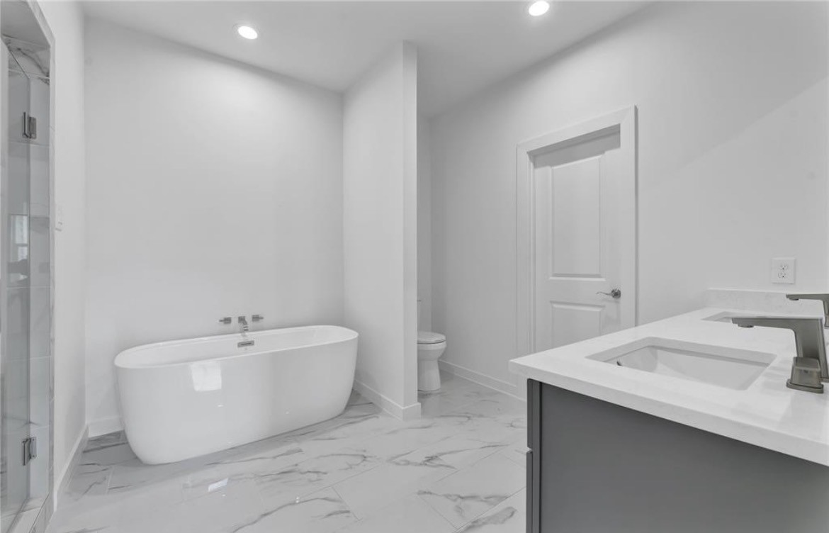 207 Edgewood Street, Unit B Houston, TX 77011 - Photo 13 of 23 a spacious bathroom with a sink and a bathtub
