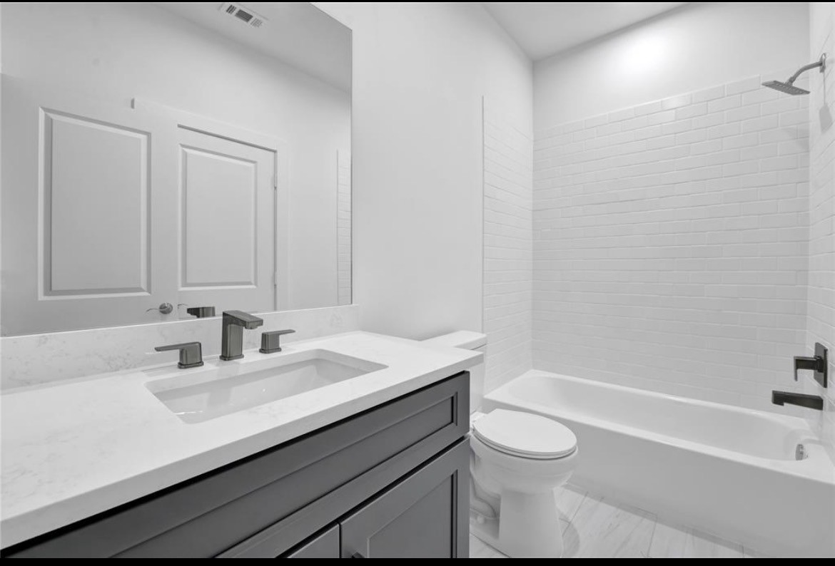 207 Edgewood Street, Unit B Houston, TX 77011 - Photo 15 of 23 a bathroom with a sink a toilet and a bathtub