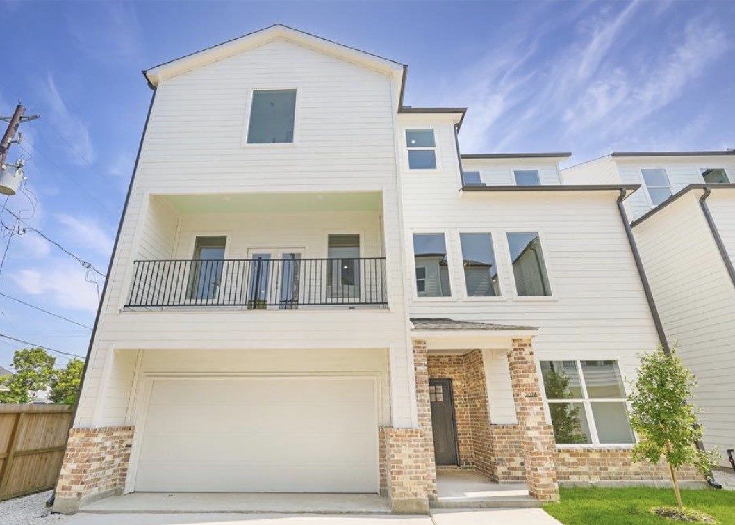 207 Edgewood Street, Unit B Houston, TX 77011 - Photo 19 of 23 a front view of a building