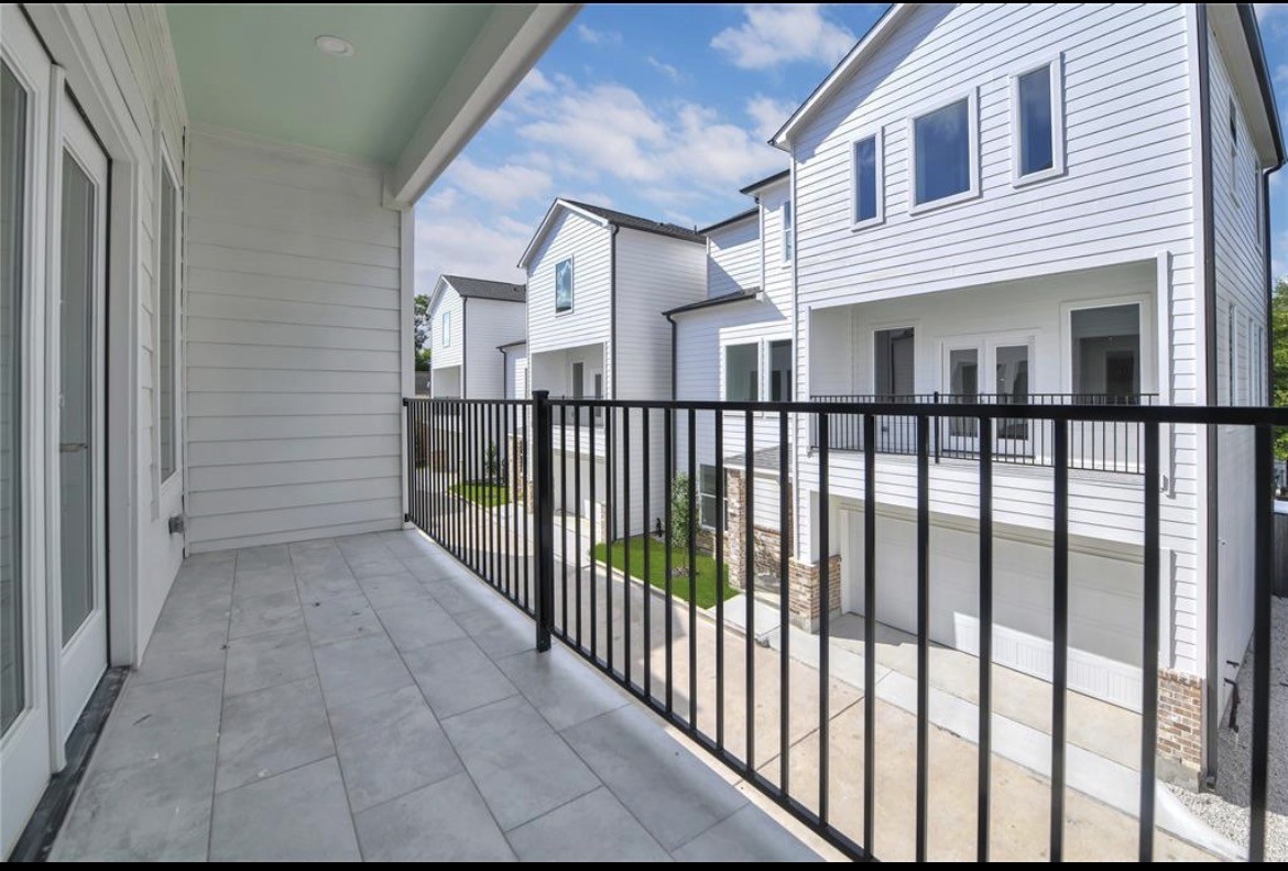207 Edgewood Street, Unit B Houston, TX 77011 - Photo 20 of 23 a view of a brick house with a porch