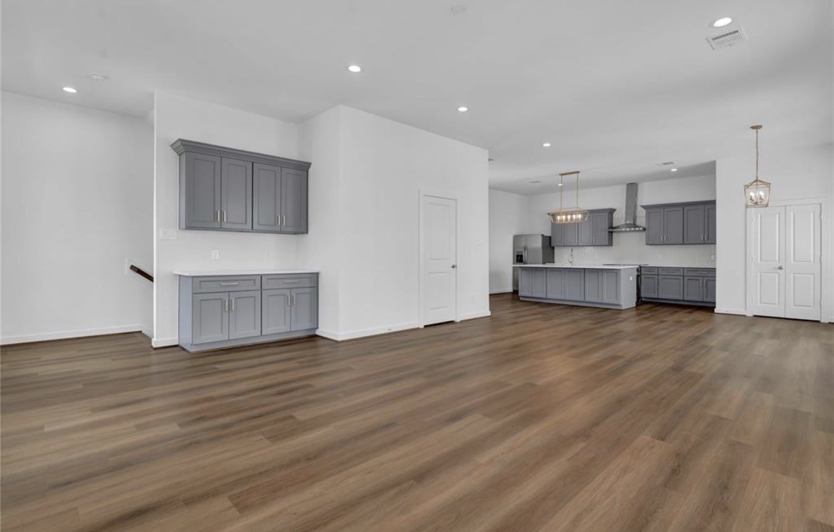 207 Edgewood Street, Unit B Houston, TX 77011 - Photo 4 of 23 a view of kitchen with microwave and cabinets