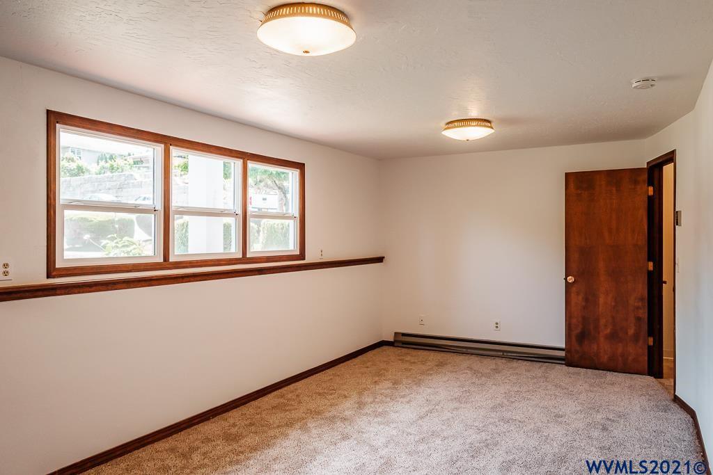 1278 Southwest Maple Street Dallas, OR 97338 - Photo 26 of 42 an empty room with a window