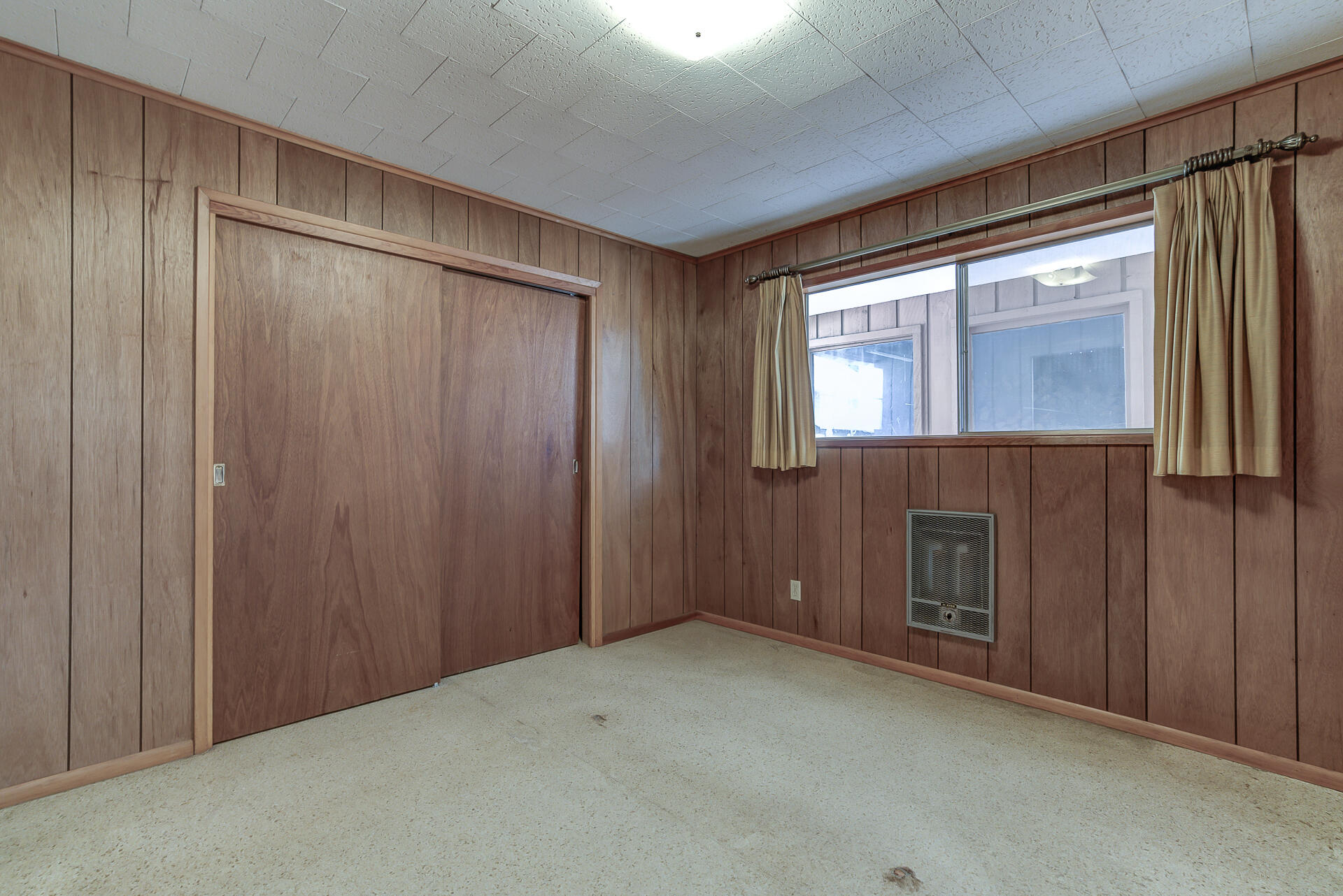 600 Cedar Street Mount Shasta, CA 96067 - Photo 14 of 26 an empty room with windows and closet area