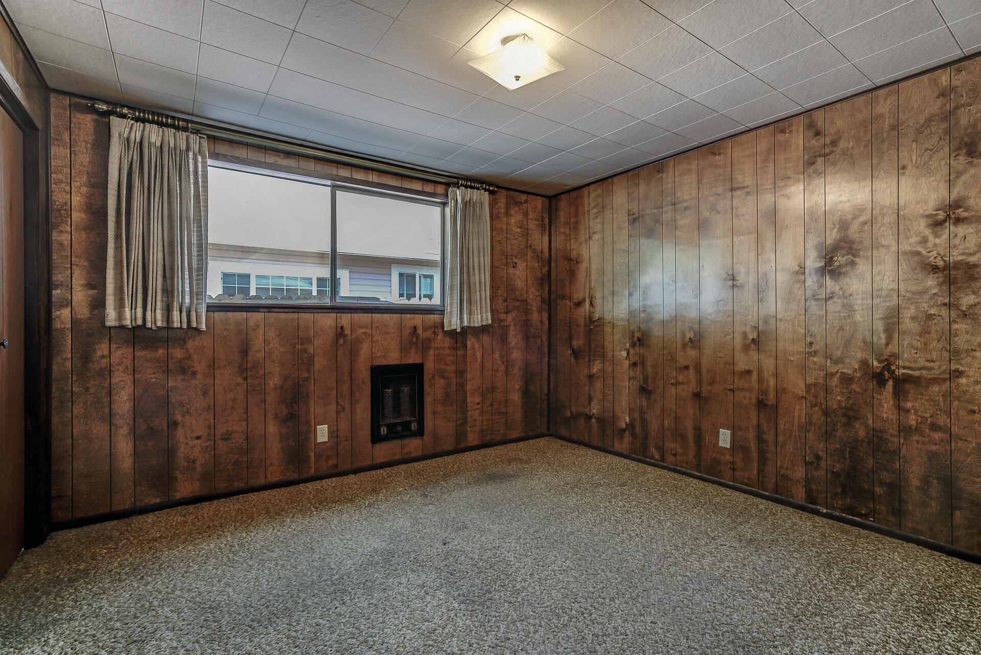 600 Cedar Street Mount Shasta, CA 96067 - Photo 19 of 26 a view of an empty room with a window