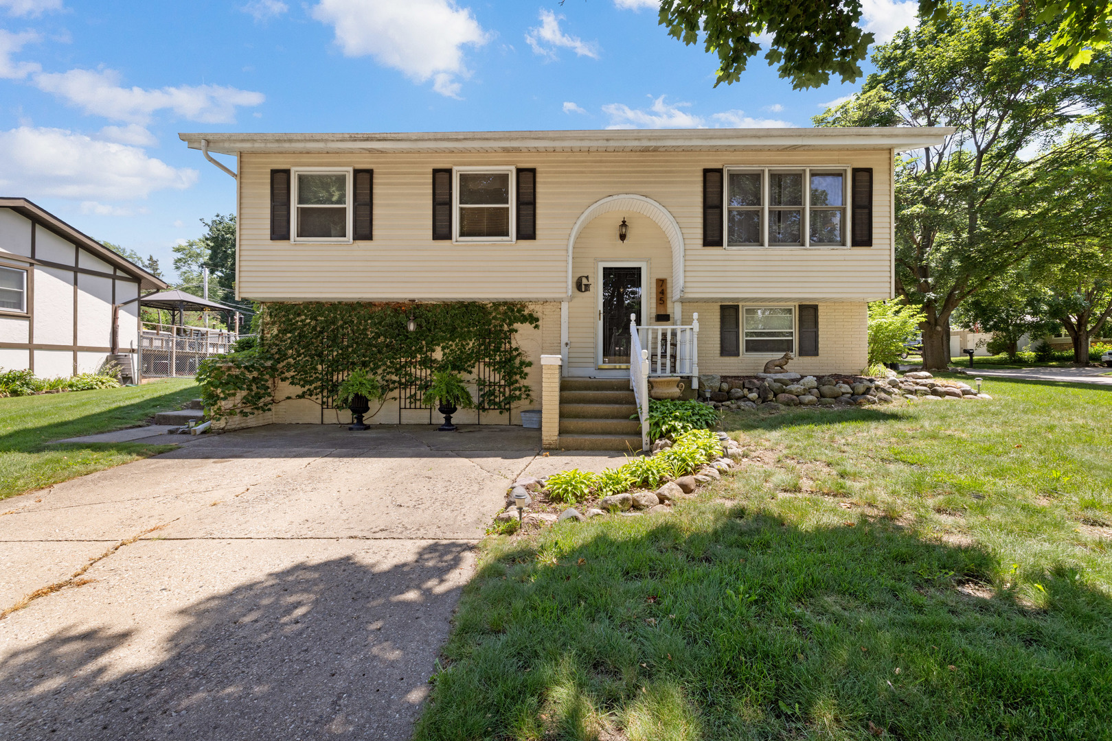 745 Sunbury Road South Elgin, IL 60177 - Photo 1 of 41