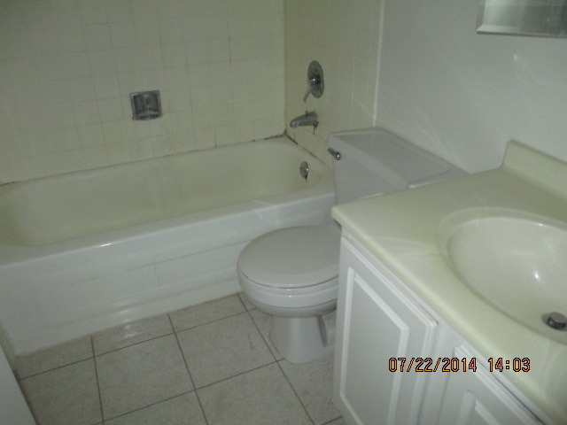 918 Ridge Square, Unit 202 Elk Grove Village, IL 60007 - Photo 6 of 6 a bathroom with a toilet and a bathtub