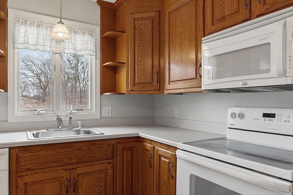 8 Fox Run Road, Unit 8 Blackstone, MA 01504 - Photo 9 of 28 Gallery Image 9