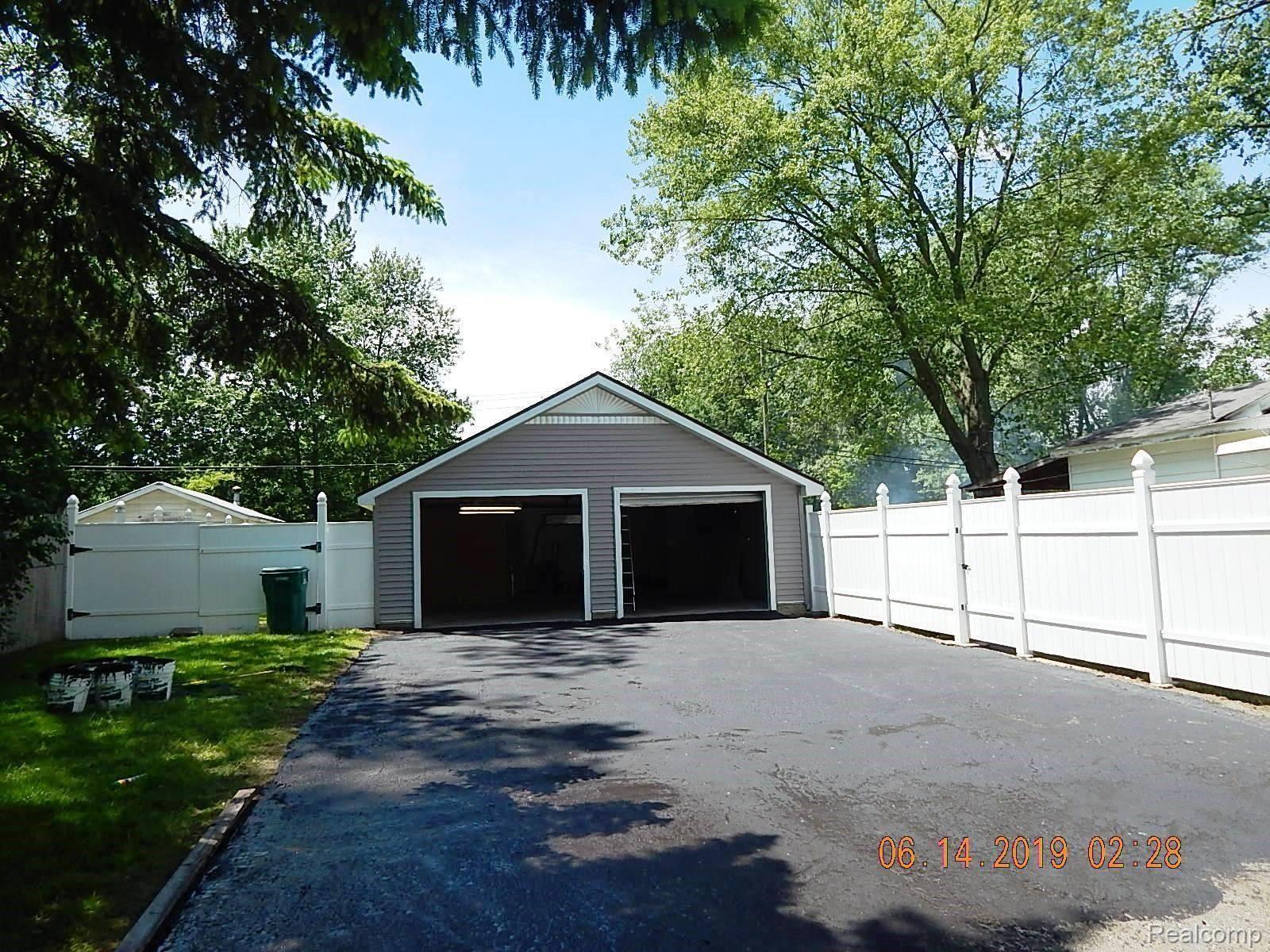 19222 Sylvia Road Romulus, MI 48174 - Photo 9 of 45 garage2.JPG