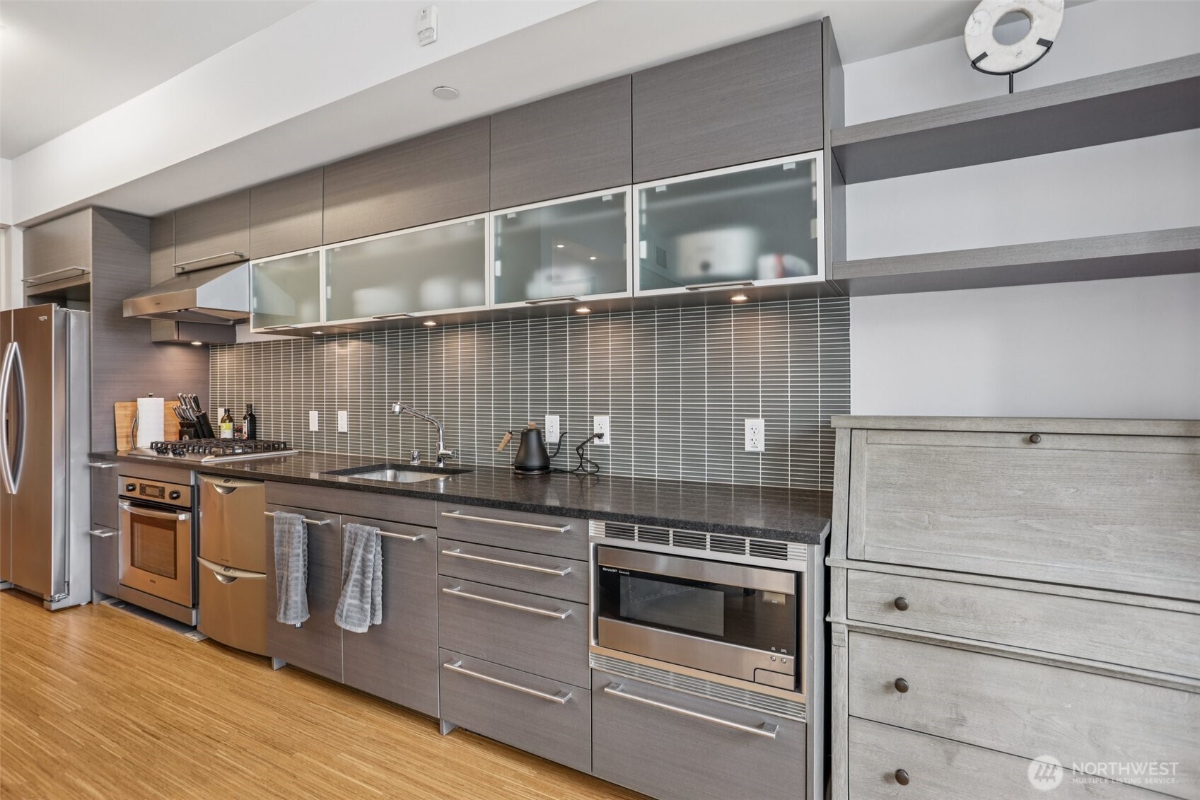 820 Blanchard Street, Unit 904 Seattle, WA 98121 - Photo 8 of 26