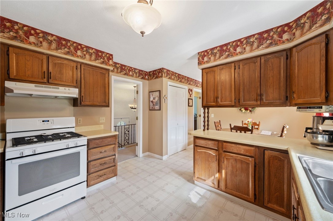 5196 Chippewa Road Medina, OH 44256 - Photo 7 of 26 Kitchen with Ample Cabinetry and All Appliances to Stay