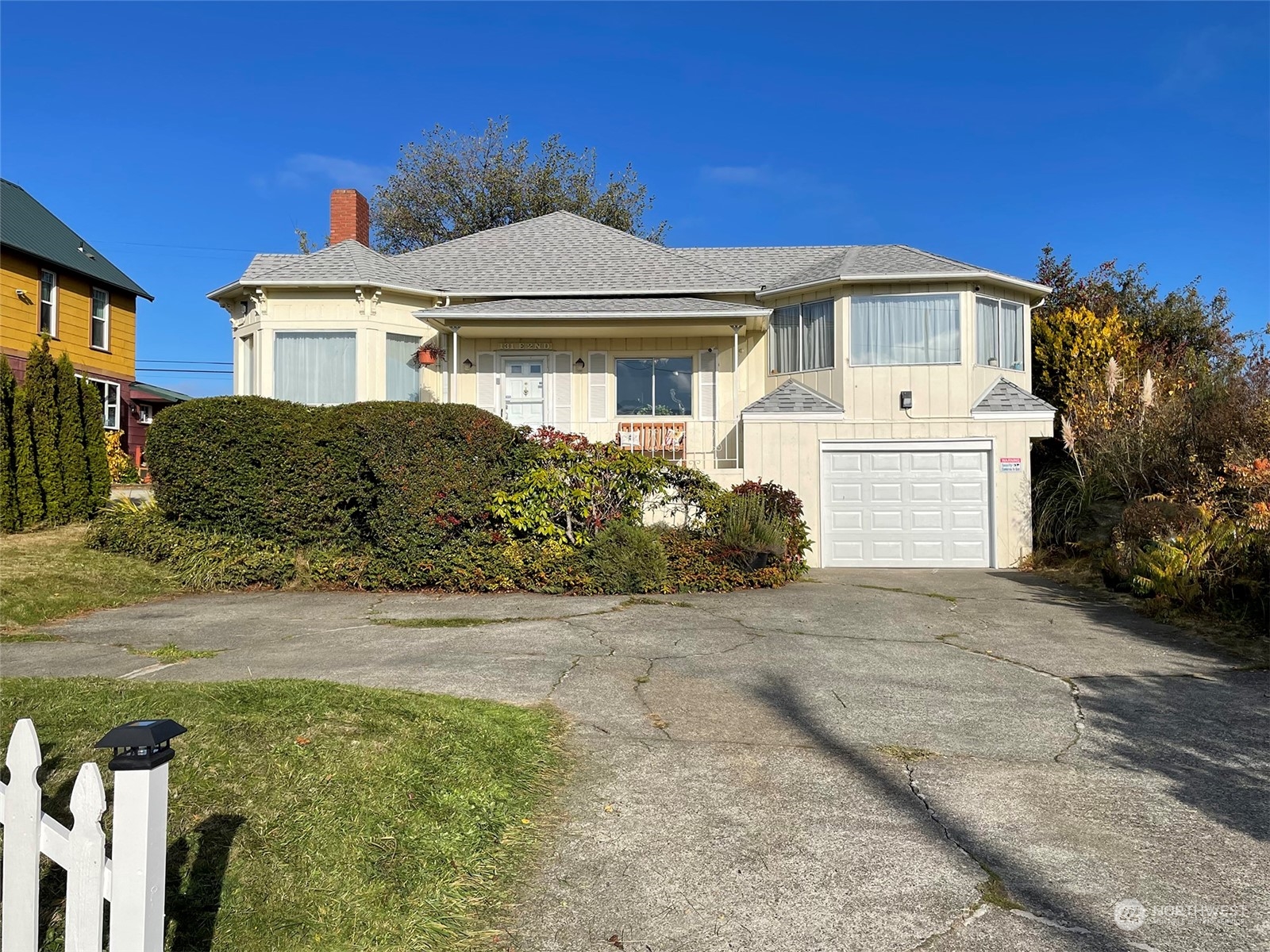 131 East 2nd Street Port Angeles, WA 98362 - Photo 2 of 33 a front view of a house with a yard