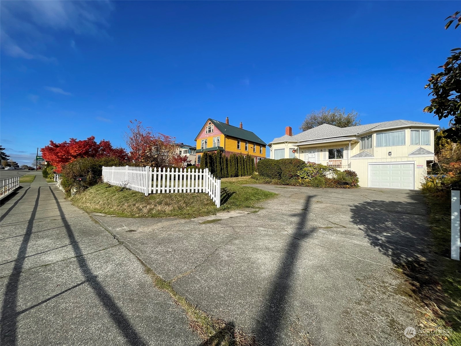 131 East 2nd Street Port Angeles, WA 98362 - Photo 4 of 33 a view of a house with a yard