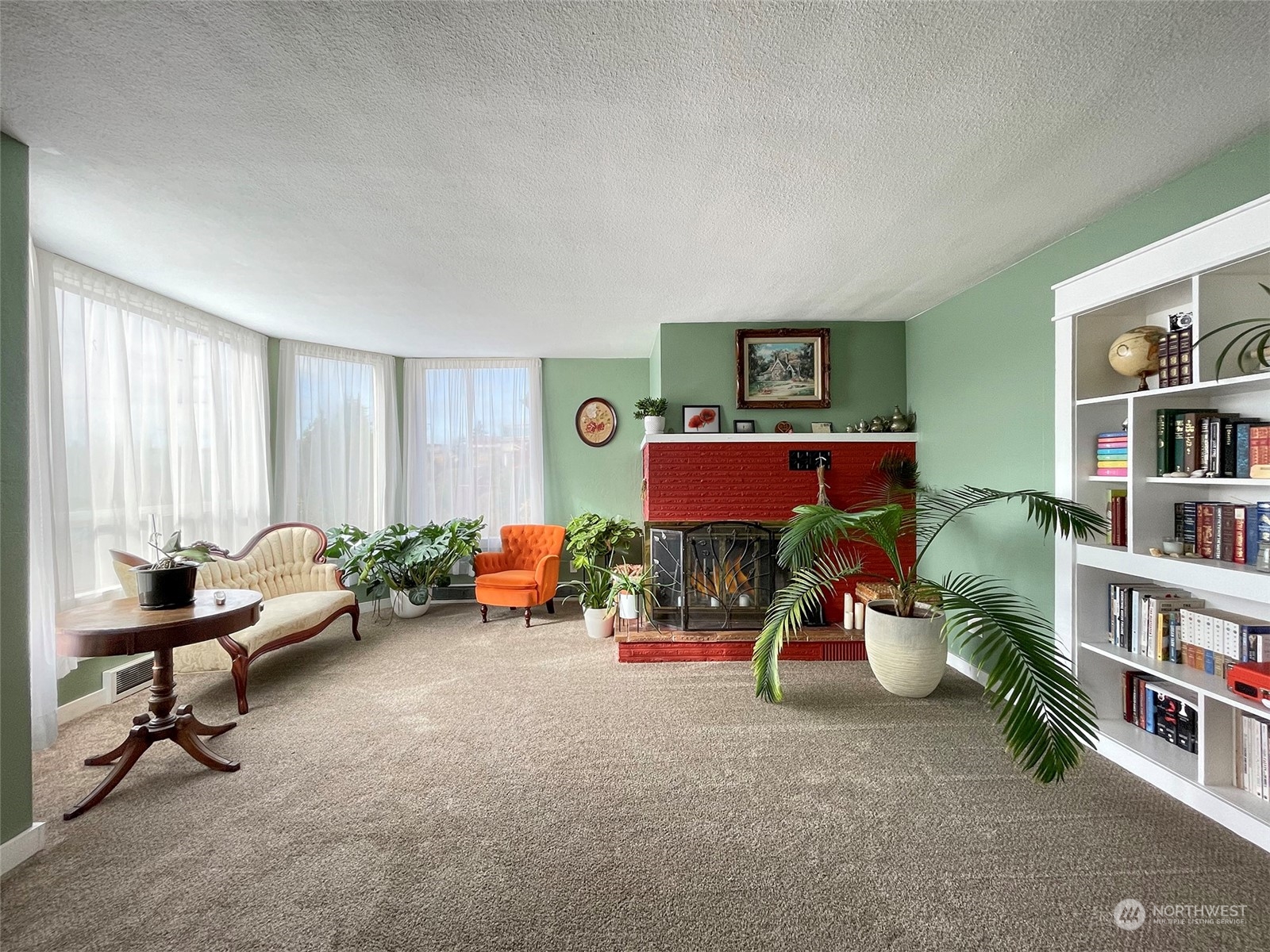 131 East 2nd Street Port Angeles, WA 98362 - Photo 7 of 33 a living room with lots of furniture and a book shelf