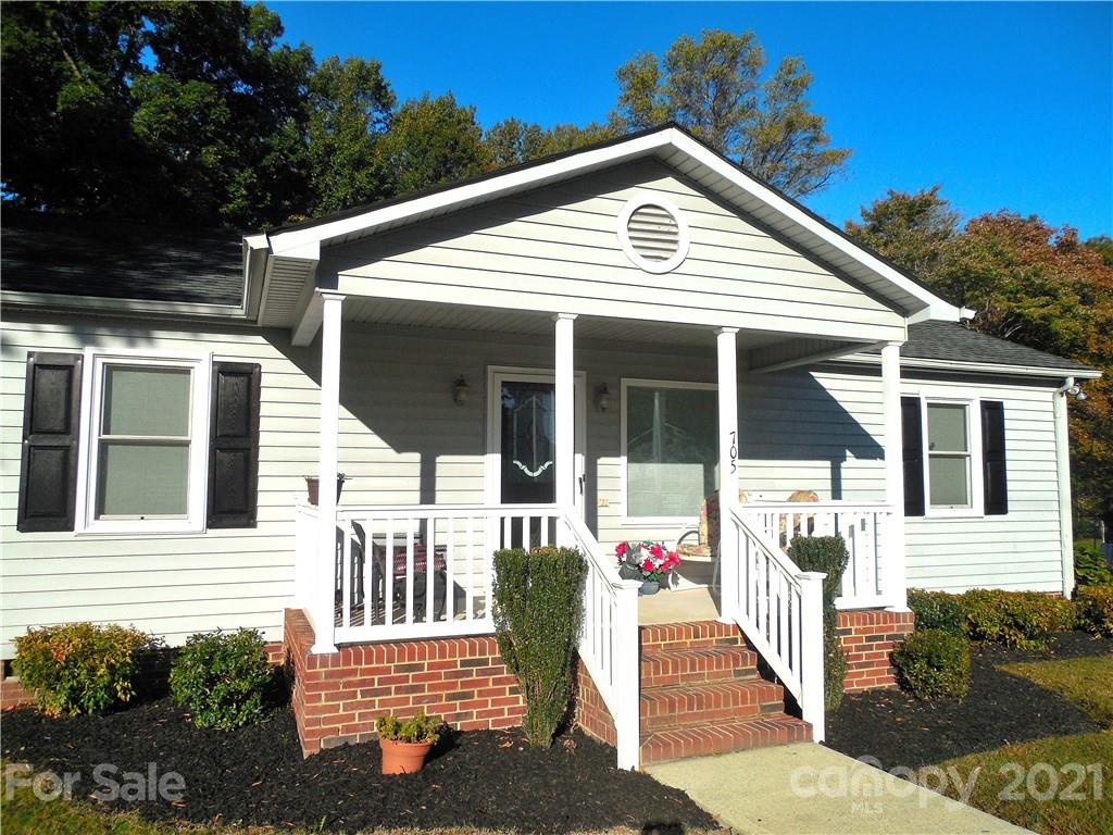 705 Washington Lane Kannapolis, NC 28083 - Photo 4 of 31 a front view of a house with a porch