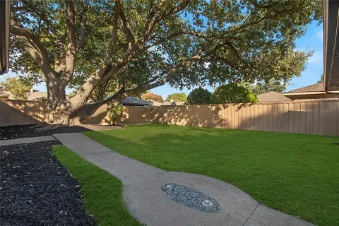 a view of a backyard