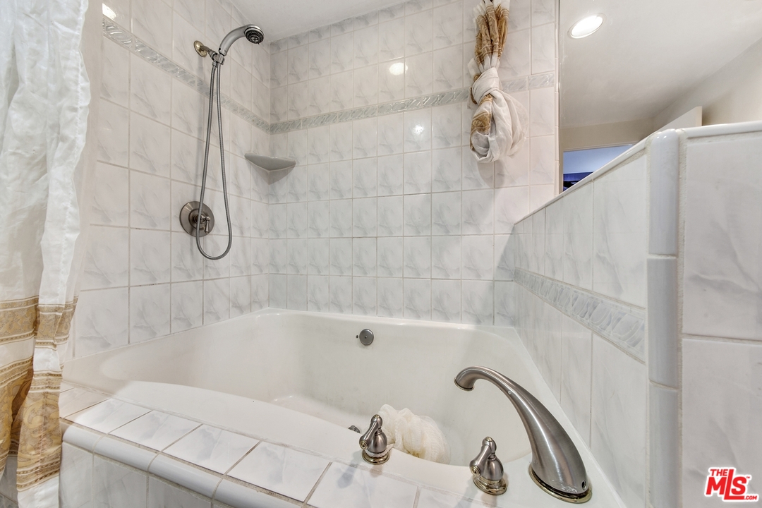 4351 Alla Road, Unit 2 Marina del Rey, CA 90292 - Photo 16 of 31 Gallery Image 16