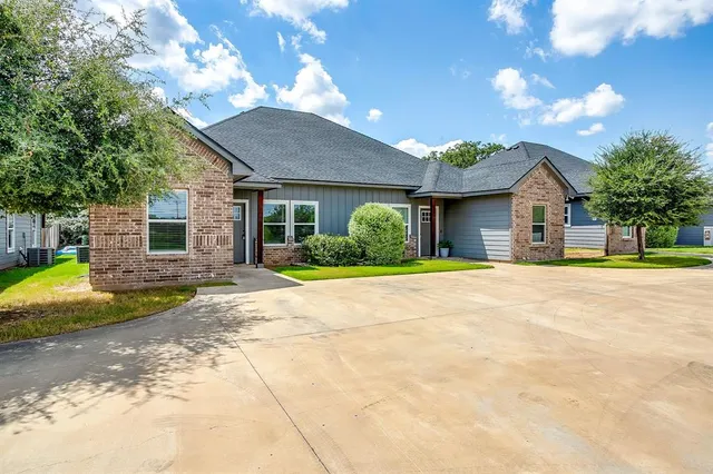a view of a house with backyard and garden
