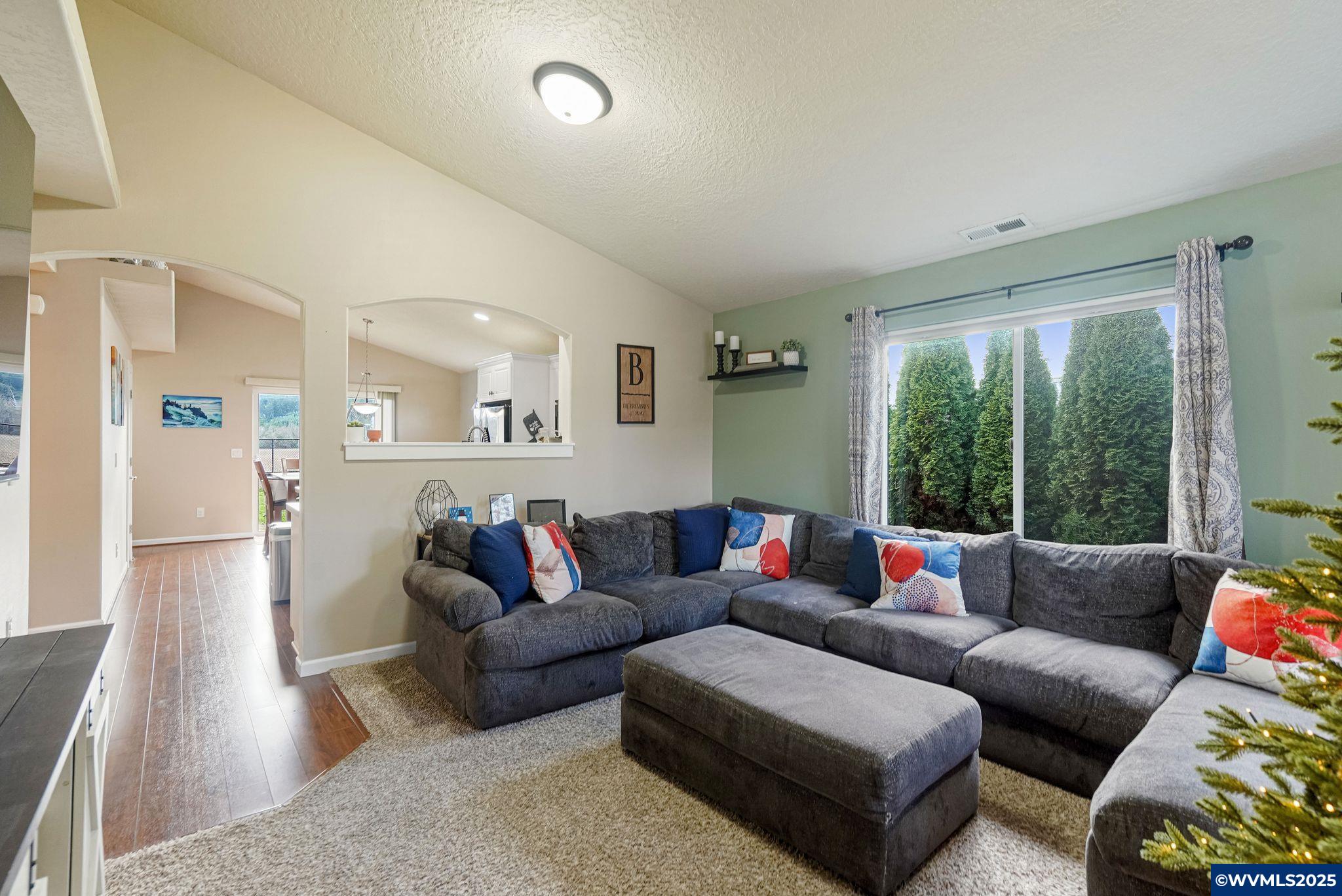 1503 Southeast Jonathan Avenue Dallas, OR 97338 - Photo 5 of 39