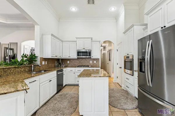 $384,900 | 2913 Country Lake Drive, Zachary, LA 70791
