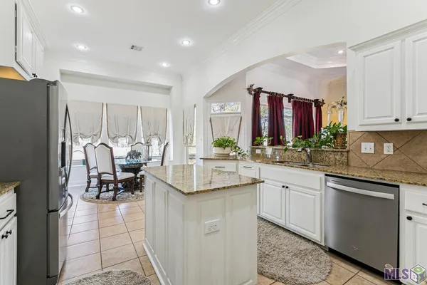 $384,900 | 2913 Country Lake Drive, Zachary, LA 70791