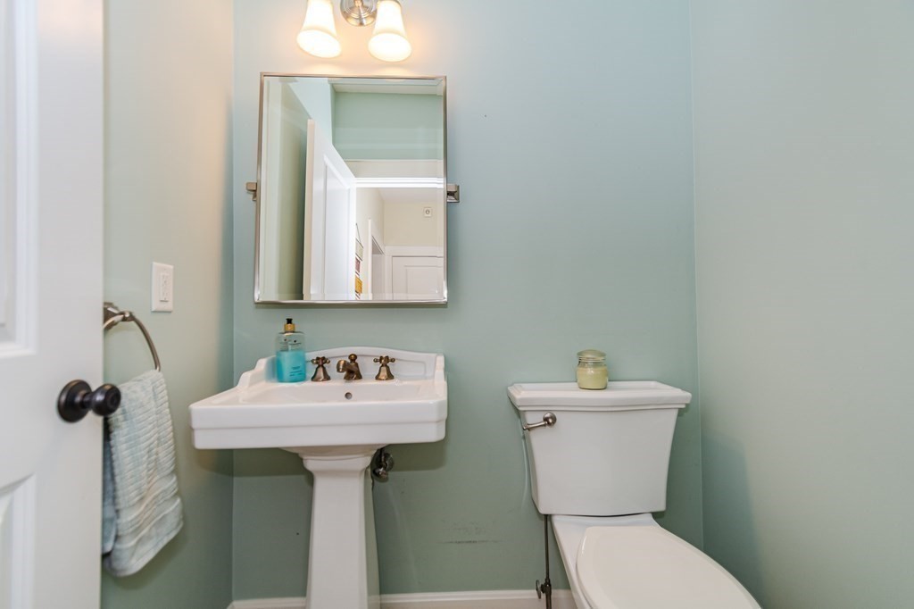 10 Pasture Road Reading, MA 01867 - Photo 13 of 36