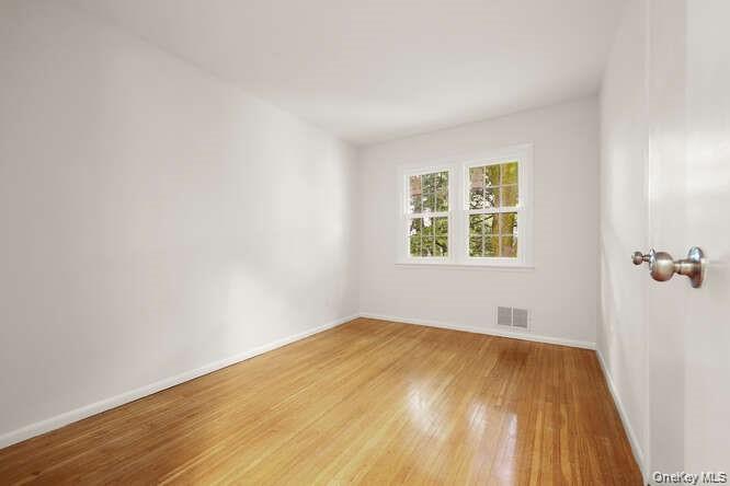 93 Seton Drive New Rochelle, NY 10804 - Photo 13 of 31 an empty room with a window