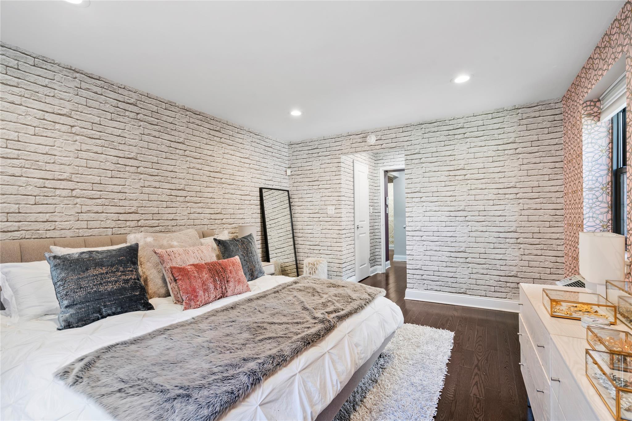 50 Brompton Road, Unit 1T Great Neck, NY 11021 - Photo 18 of 33 a bed sitting in a bedroom next to a window