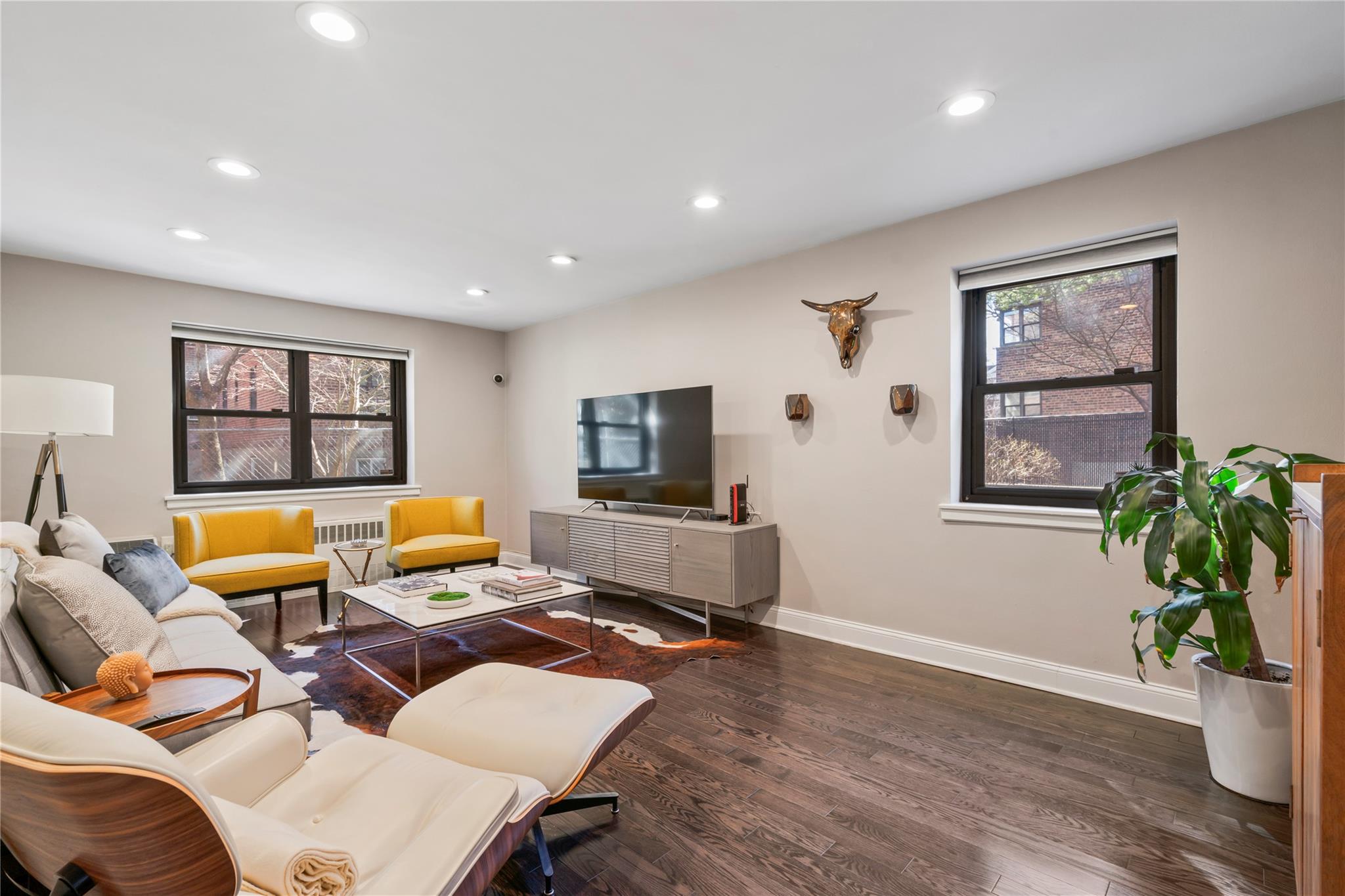 50 Brompton Road, Unit 1T Great Neck, NY 11021 - Photo 8 of 33 a living room with furniture and a flat screen tv