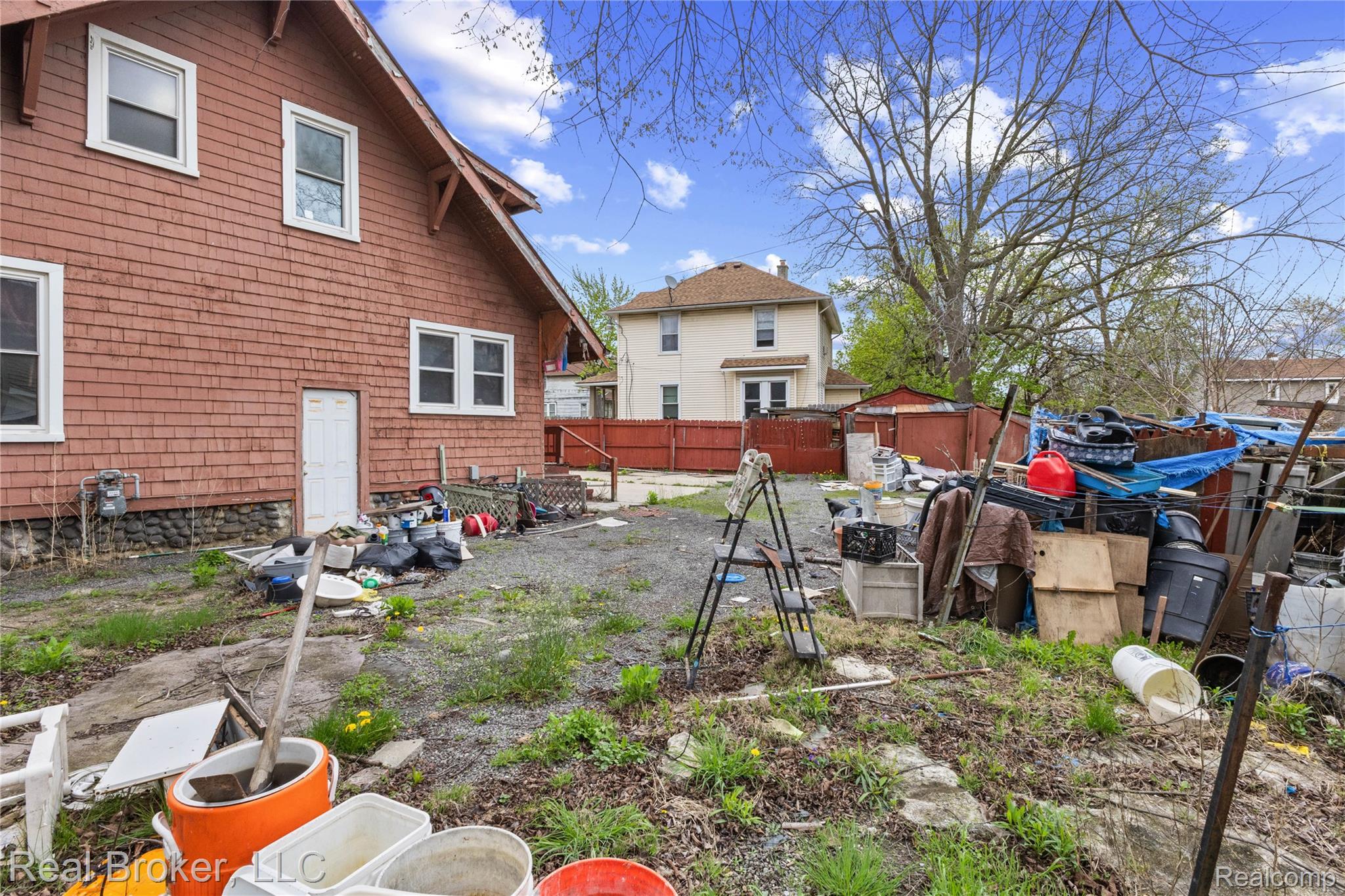 352 Perry Street Pontiac, MI 48342 - Photo 5 of 30 View of yard