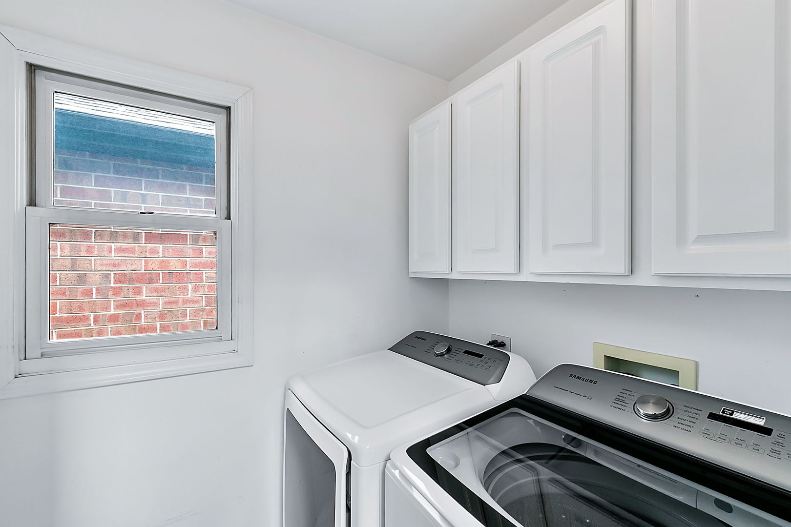 1910 West Barry Avenue Chicago, IL 60657 - Photo 26 of 33 a utility room with dryer and washer