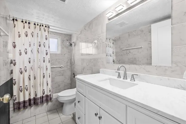 a en suite bathroom with a sink and a mirror