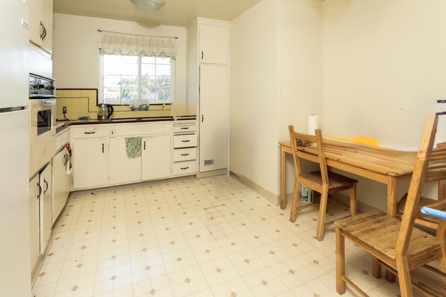 494 Dover Way Campbell, CA 95008 - Photo 20 of 28 a kitchen with a stove a sink and a refrigerator