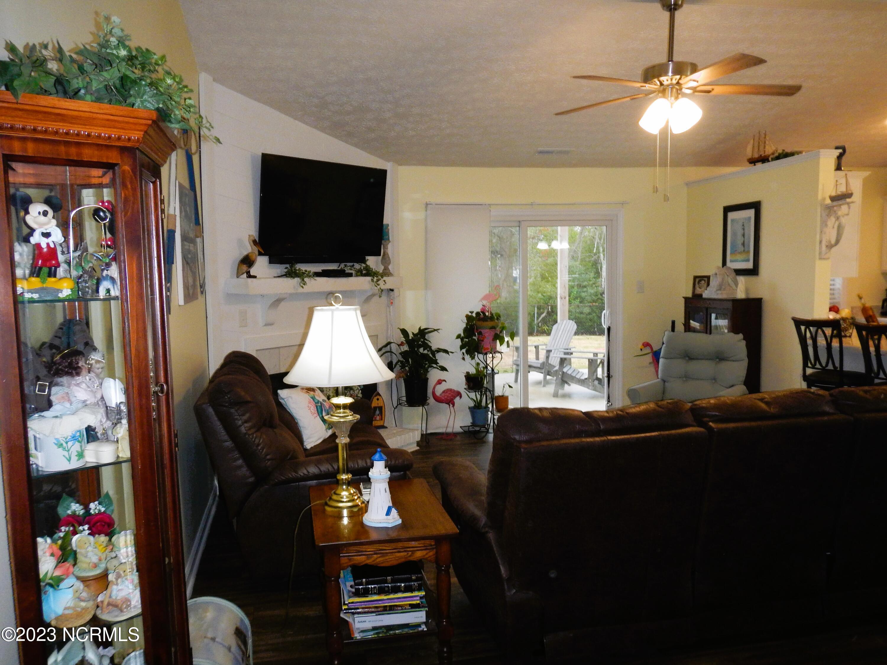 128 Shipman Road Havelock, NC 28532 - Photo 5 of 42 DSCN4425