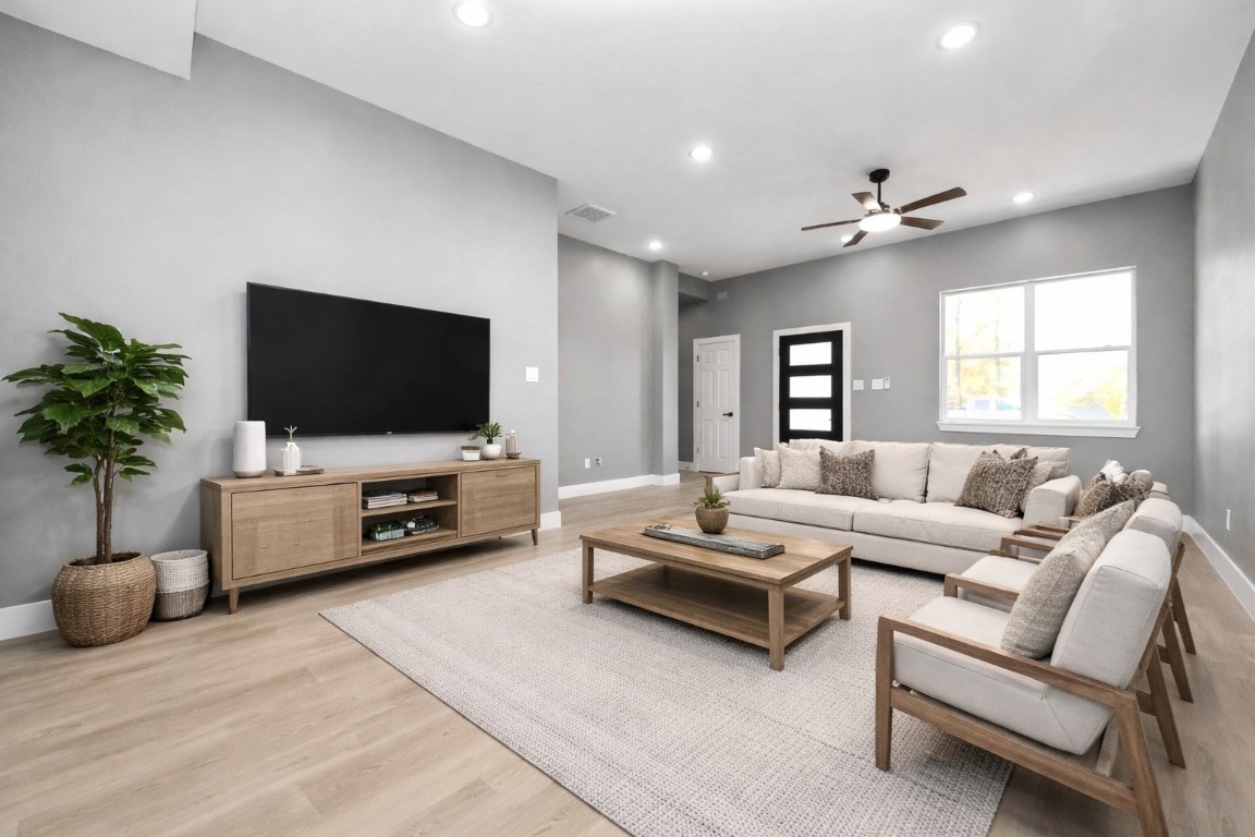 17121 Spindle Oaks Drive Conroe, TX 77385 - Photo 4 of 29 Virtual Staged