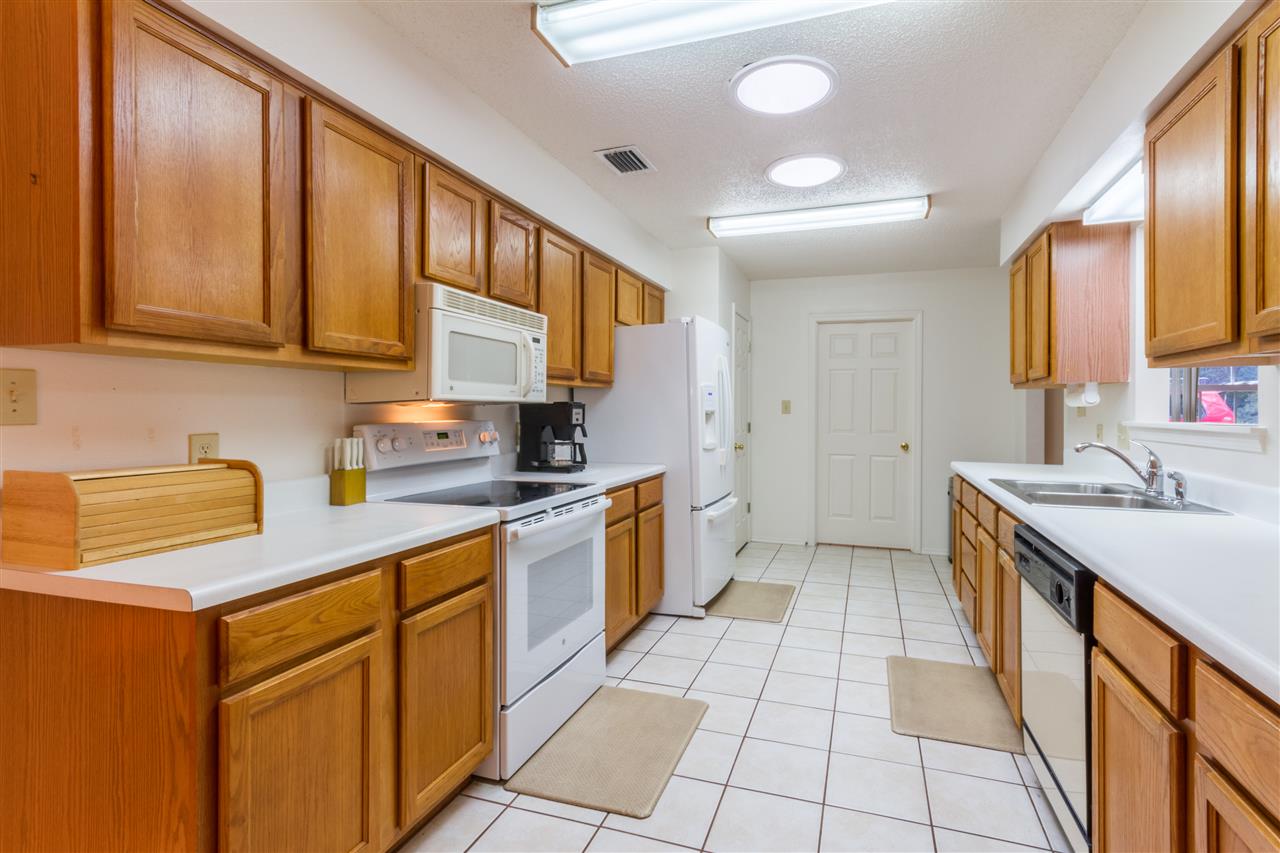 529 West Amanda Avenue Foley, AL 36535 - Photo 3 of 19 Kitchen